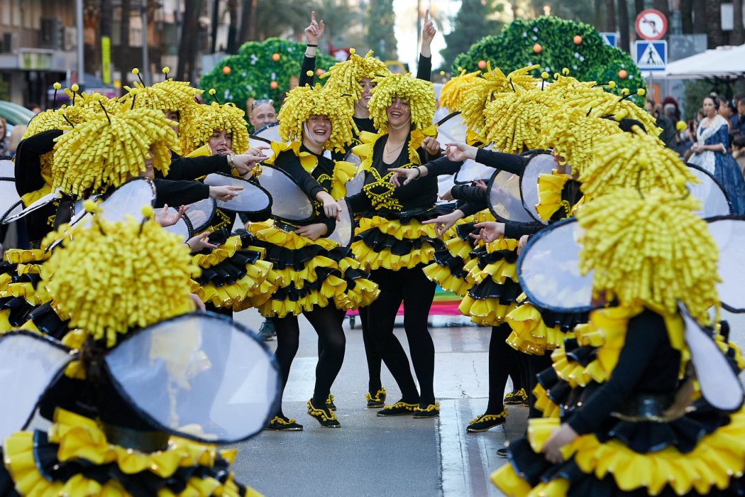 Desfilada de fantasia als carrers de Gandia: Les Falles ompliran la ciutat de música i color