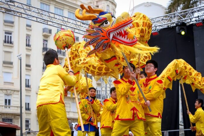 Gandia prepares for the Festival of Lanterns in honour of the Chinese New Year