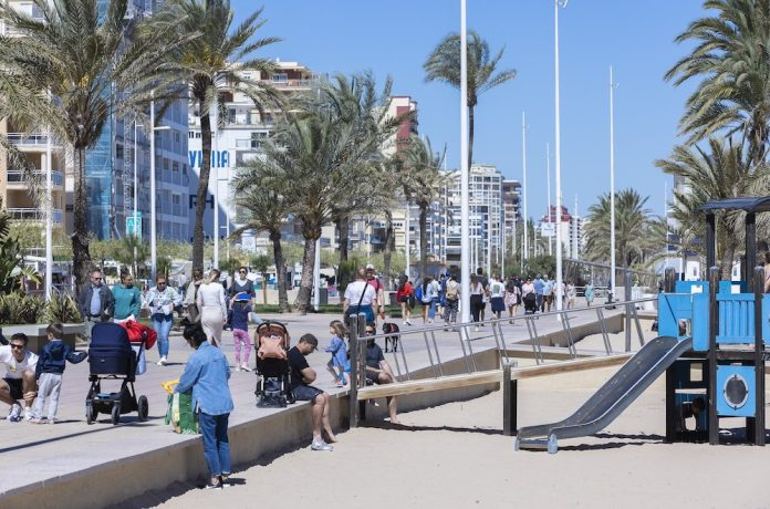 Foreign tourism drives the success of the May bridge in Gandia